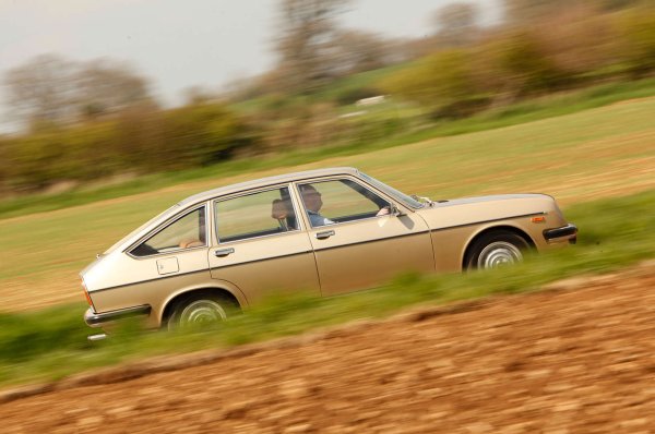 Съпротивата на Lancia да превърне седана Beta в хечбек вероятно се корени във факта, че това беше престижната марка в портфолиото на Fiat. Светът не беше напълно готов.
Това със сигурност не попречи на търговския успех на Beta (поне в началото) и Lancia преразгледа идеята за хечбек със спортната комби версия на Beta Coup&eacute;, наречена HPE, едва през 1975 г.

До третата си серия седанът остава категорично без пета врата. Но се сдоби с брат с три части, наречен Trevi. Днес се помни само със странното си табло, надупчено като швейцарско сирене.

Интересното е, че когато Fiat пое Lancia през 1969 г., нямаше нови модели в процес на подготовка. Beta бе разработена от нулата за две години.